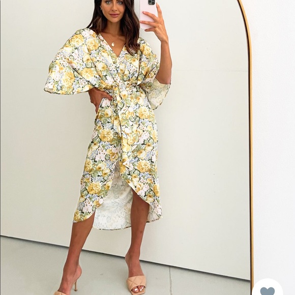 Gorgeous Floral kimono style Dress - Picture 2 of 7